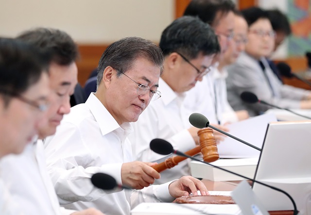 ▲ 문재인 대통령이 수석보좌관회의를 주재하는 모습. ⓒ청와대 제공