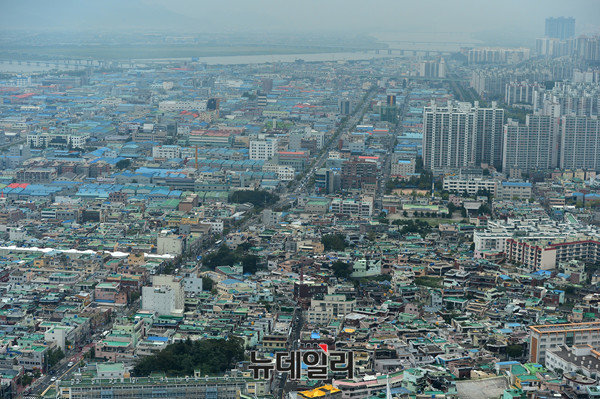 ▲ 서울의 한 공인중개사 사무소에 아파트 매매가격이 게시되어 있다.ⓒ뉴시스. 무단 전재 및 재배포 금지.