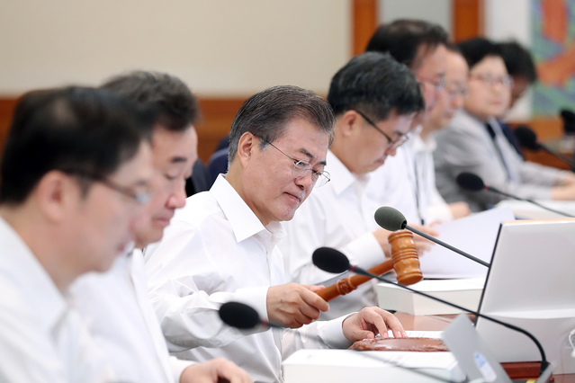 ▲ 문재인 대통령이 지난 3일 국무회의를 주재하는 모습. ⓒ청와대 제공