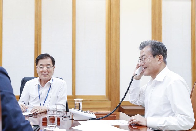 ▲ 문재인 대통령이 지난 12일 도널드 트럼프 미국 대통령과 전화통화 하는 모습. ⓒ청와대 제공