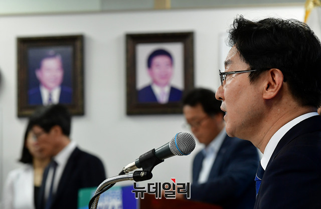 ▲ 박범계 더불어민주당 의원이 4일 오후 대전 중구 대전광역시당에서 신임 당대표 출마와 관련해 기자회견을 갖고 있다. ⓒ뉴데일리 정상윤 기자
