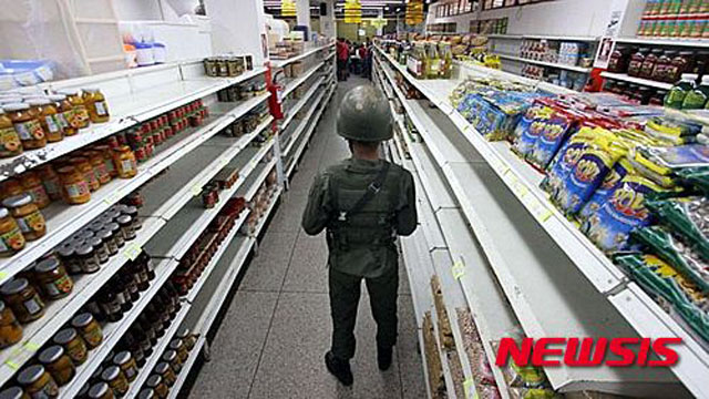 ▲ 2016년 1월 마두로 정권 지지자들을 위한 마트에 일반 시민이 들어올 수 없도록 지키고 있는 군인. ⓒ뉴시스. 무단전재 및 재배포 금지.