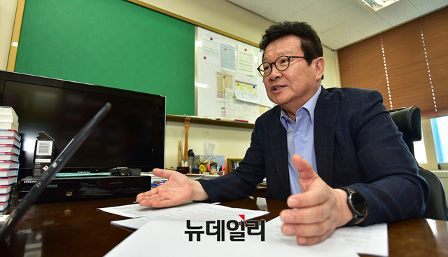 ▲ 성풍현 교수는 올해 3월 카이스트 한전 석좌교수로 임용됐다. 한전 석좌교수는 카이스트 정교수 중 학술적으로 특별한 공헌을 한 극소수 교수에게 3년간 부여되는 영예로운 자리다. 그는 원자력 전문가를 꿈꾸는 학생들에게 