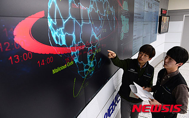 ▲ 최근 통일부를 도용한 해킹 시도 이메일이 북한인권운동 관계자들에게 보내졌다고 한다. 사진은 사이버 대응팀의 모습(사진과 기사내용은 직접적 관련이 없음) ⓒ뉴시스. 무단전재 및 재배포 금지.