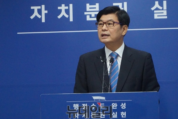 ▲ 이춘희 세종시장이 5일 오전 세종시청에서 기자회견을 통해 지역의 현안 등에 대해 설명하고 있다.ⓒ김정원기자