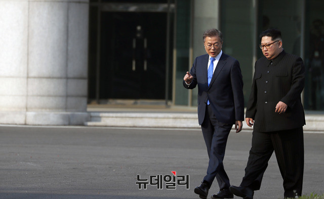 ▲ 4월 27일 남북정상회담에서 문재인 대통령과 나란히 걷는 김정은. ⓒ연합뉴스.