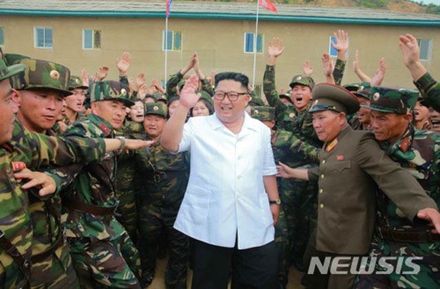 ▲ 6월 말 북한군 1524부대를 찾은 김정은. ⓒ뉴시스. 무단전재 및 재배포 금지.