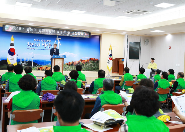 ▲ 4일 열린 영양군 ‘2018년 물놀이 안전지킴이 발대식 및 안전교육’에서 전종근 부군수가 인사말을 하고 있다.ⓒ영양군