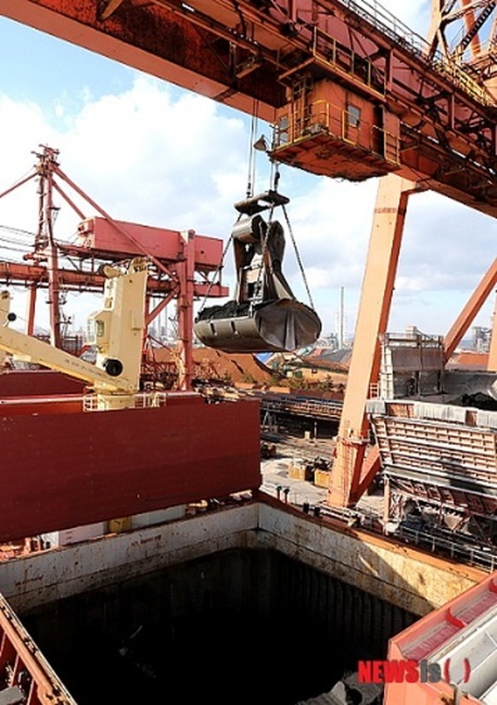 ▲ 유연탄이 부두에 설치된 대형 하역기를 통해 이송되고 있다.ⓒ뉴시스. 무단 전재 및 재배포 금지.