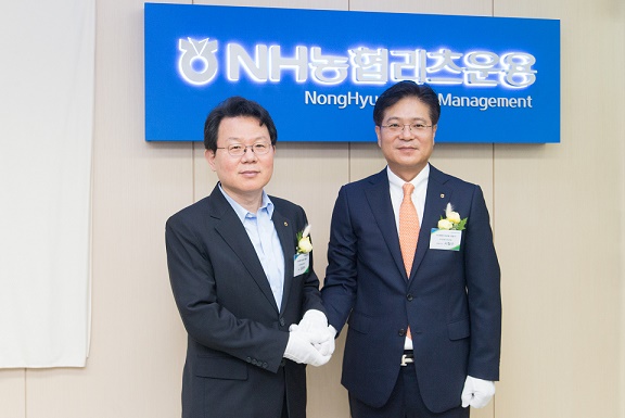 ▲ 김광수 농협금융지주 회장(왼쪽)과 서철수 농협리츠운용대표가 5일 서울 영등포구 국제금융로 소재 농협리츠운용 본사에서 출범식을 마친 뒤 기념촬영을 하고 있다. ⓒ 농협금융지주