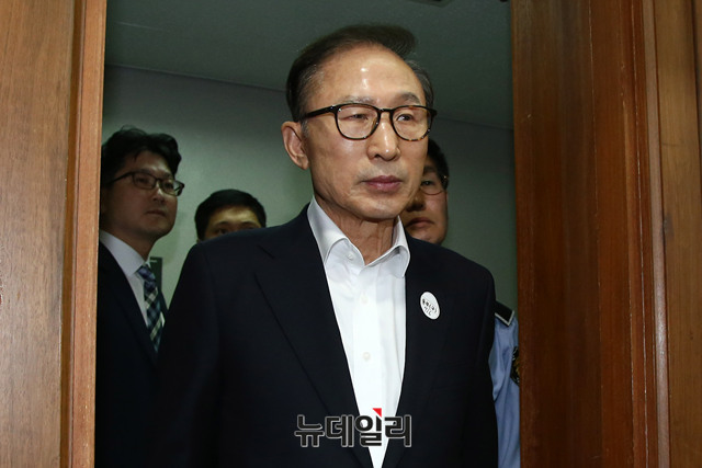 ▲ 이명박 전 대통령이 지난 5월 첫 공판에 출석한 모습. ⓒ뉴데일리 DB