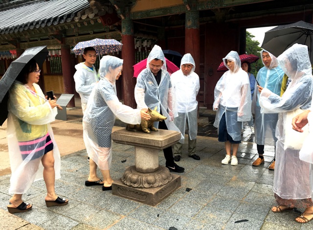 ▲ 중국 산동성 팸투어 참가자들이 불국사를 답사하고 있다.ⓒ경북관광공사