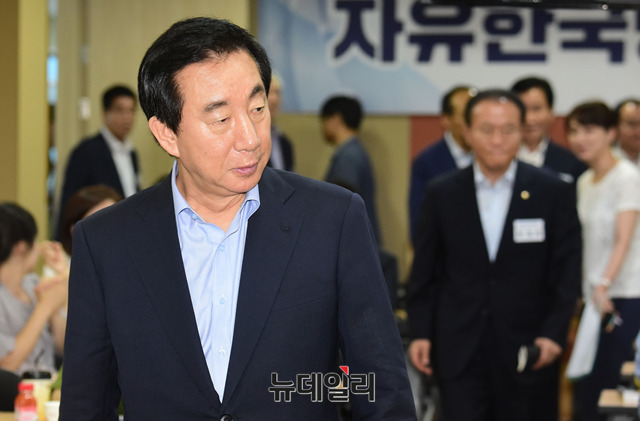 ▲ 김성태 자유한국당 대표 권한대행 겸 원내대표가 3일 오전 경기도 고양시 동양인재개발원에서 열린 '2018 하반기 국회대비 정책 혁신 정책위 워크숍'에 참석하기 위해 입장하고 있다. ⓒ경기 고양=뉴데일리 이종현 기자