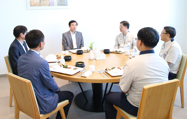 ▲ 재선에 성공한 조길형 충주시장이 지난 4일 서충주신도시 기업도시의 현대모비스(주)를 방문해 조찬간담회를 갖는 등 민선7기 대표 공약인 ‘우리 아들·딸 일자리 5000개 만들기’ 행보에 속도를 내고 있다.
ⓒ충주시