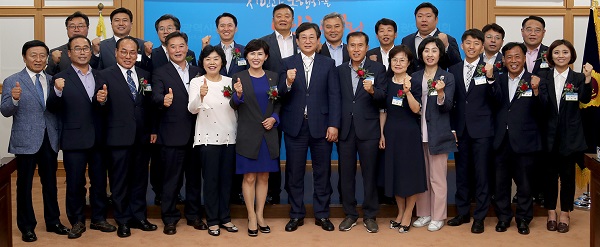 ▲ 지난달 26일 대전시의회에서 제8대의회 의원당선인 오리엔테이션에서 기념촬영을 하며 파이팅을 외치고 있다.ⓒ대전시의회
