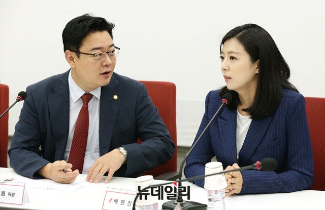 ▲ 자유한국당 비상대책위원회 준비위원회에 참석해 회의를 하고 있는 김성태 의원과 배현진 서울 송파을 한국당 당협위원장 ⓒ뉴데일리 이종현 기자