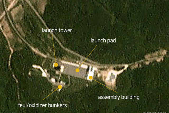 ▲ 美민간위성업체 '플래닛 랩스'가 촬영한 北동창리 미사일 시험장. 해상도가 낮아 흐릿하지만 발사대와 발사장 인근은 확인할 수 있다. ⓒ美RFA 관련보도 화면캡쳐-플래닛 랩스