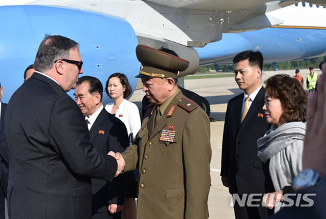 ▲ 마이크 폼페오 美국무장관이 북한에 곧 도착할 것으로 알려진 가운데서도 美언론들의 북한에 대한 불신과 비핵화에 대한 비관론은 계속 나오고 있다. 사진은 지난 5월 9일 평양에 도착한 폼페오 美국무장관의 모습. ⓒ뉴시스-AP. 무단전재 및 재배포 금지.