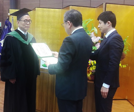 ▲ 윤여표 충북대 총장이 일본 홋카이도대에서 명예박사 학위를 받고 있다.ⓒ충북대