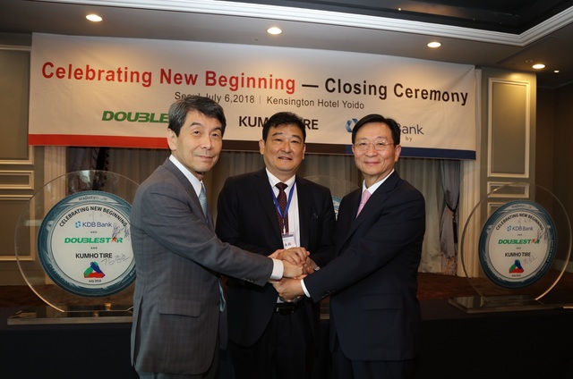 ▲ (왼쪽부터)이동걸 산업은행 회장, 차이융썬 더블스타 회장, 김종호 금호타이어 회장ⓒ금호타이어