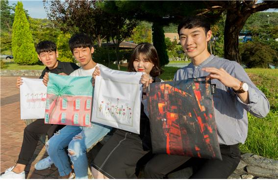 ▲ 신협의 청년협동조합 창업팀인 에이플레이스 소속 청년들이 시제품을 들고 환하게 웃고 있다.ⓒ신협.