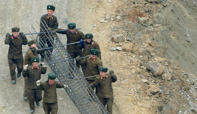 ▲ 평양 시내 건설현장에 투입된 북한군 병사들. 북한군 120만 명 가운데 40만 명 이상이 무늬만 군인인 '건설돌격대'라고 한다. ⓒ연합뉴스. 무단전재 및 재배포 금지.