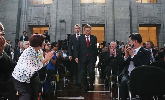 ▲ 문재인 대통령이 지난해 7월 6일 쾨르버재단 초청 강연장에 참석한 모습. ⓒ청와대 제공