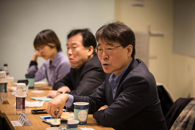 ▲ 문재인 정부 초기 경제정책의 핵심으로 분류되는 장하성 정책실장. 사진은 그가 최저임금 인상에 대해 청년들과 토론하는 모습이다. ⓒ청와대 제공