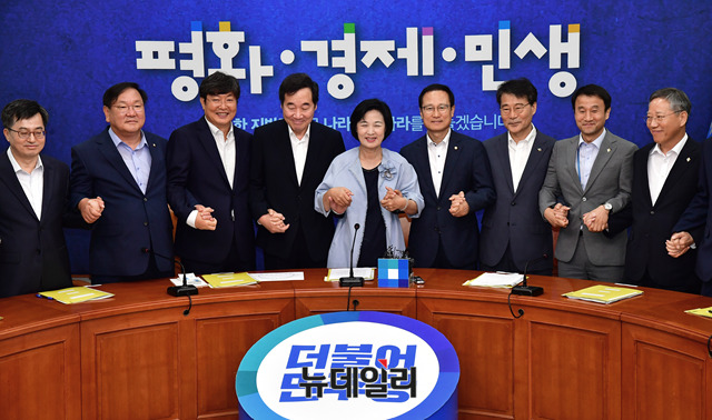 ▲ 당정청 관계자들이 지난달 20일 국회에서 열린 고위당정청협의에 참석해 손을 맞잡은 모습. ⓒ뉴데일리 DB