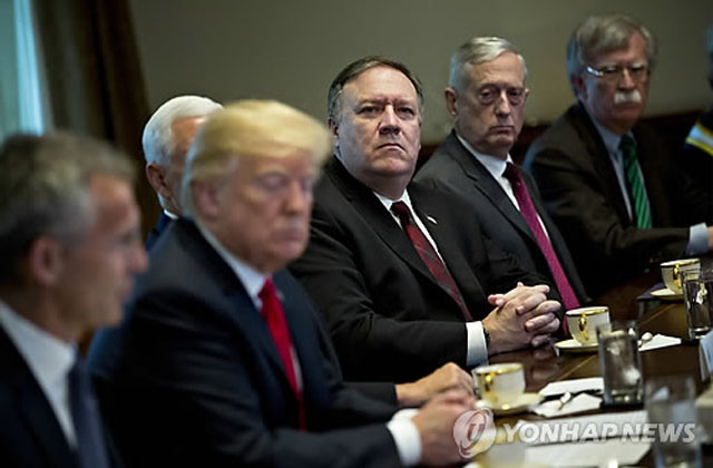 ▲ 트럼프 대통령 옆으로 나란히 앉은 폼페오 美국무장관, 매티스 美국방장관, 볼턴 美백악관 국가안보보좌관. ⓒ연합뉴스. 무단전재 및 재배포 금지.