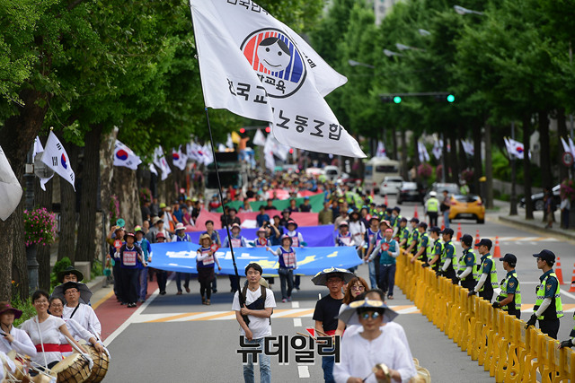 ▲ 전교조는 본 집회 1시간 전 서울 광화문 파이낸스빌딩 앞에 모여 대열을 갖추고 행진을 시작했다. ⓒ뉴데일리 정상윤