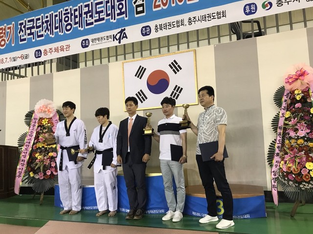 ▲ 영천시청태권도단은 지난 1~6일 충주실내체육관에서 개최된 제53회 대통령기 전국단체대항 태권도대회 겸 2019년도 국가대표선수 선발예선대회에 참가해 남자일반부 종합2연패와 여자일반부에 출전한 선수 전원 입상이라는 성과를 냈다.ⓒ영천시