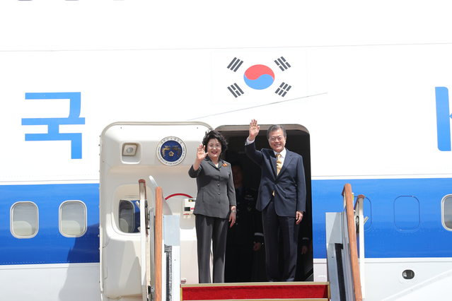 ▲ 문재인 대통령이 8일 인도-싱가포르 순방을 위해 공군 1호기에 탑승하는 모습. ⓒ뉴시스 DB