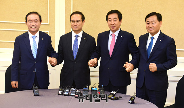 ▲ 교섭단체 여야 4당 원내대표들(왼쪽부타 장병완 평화와 정의의 의원모임 , 홍영표 더불어민주당, 김성태 자유한국당, 김관영 바른미래당)이 27일 오후 국회 귀빈식당에서 원구성 협상을 위한 회동을 갖고 있다. ⓒ뉴데일리 이종현 기자