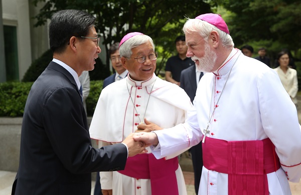 ▲ 양승조 충남도지사가 8일 당진 솔뫼성지에서 폴 갤러거 교황청 외무장관(오른쪽)을 만나 악수하고 있다. 사진 가운데는 천주교 대전교구장 유흥식 주교.ⓒ충남도