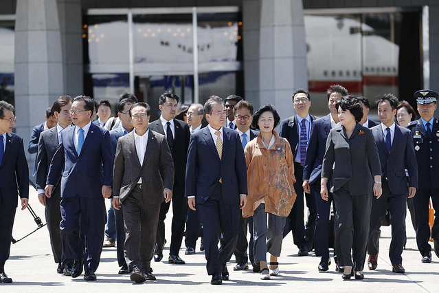 ▲ 문재인 대통령이 인도 순방 비행기에 오르기 위해 경기 성남에 있는 서울 공항을 걷고 있다. ⓒ청와대 제공