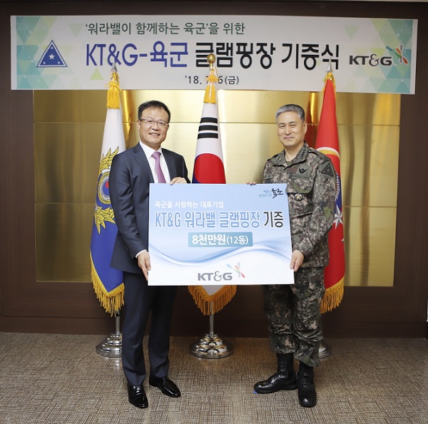 ▲ 백복인 KT&G 사장(왼쪽)과 김용우 육군 참모총장(오른쪽)이 지난 6일 육군 서울사무소에서 기증식을 갖고 기념 촬영하고 있는 모습. ⓒKT&G