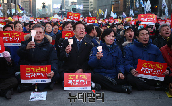 ▲ 2017년 2월 촛불집회에 참석했던 문재인 대통령과 이재명 경기도지사, 추미애 더불어민주당 대표 등 ⓒ뉴데일리 이종현 기자