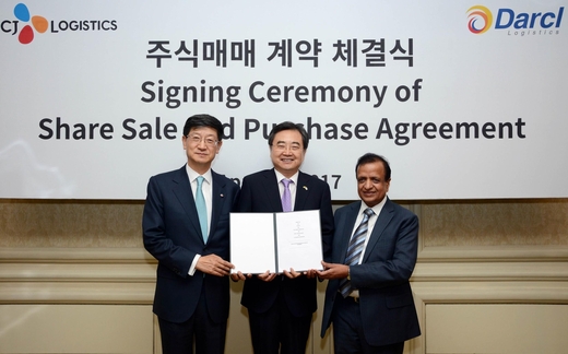 ▲ CJ다슬 주식인수계약식 자료사진 (왼쪽부터 박근태 CJ대한통운 사장, 조현 주 인도대사, 크리샨 쿠마 아가르웰 다슬 로지스틱스 회장) ⓒCJ대한통운