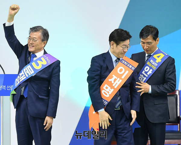 ▲ 문재인 대통령이 지난해 3월 31일 더불어민주당 경선 영남권역 선출대회 투표결과 후 손을 들어 당원들에게 화답하는 모습. ⓒ뉴데일리 정상윤 기자