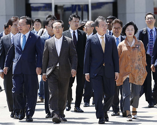 ▲ 문재인 대통령이 지난 8일 인도·싱가포르 국빈방문을 위해 서울공항으로 향한 모습. ⓒ청와대 제공