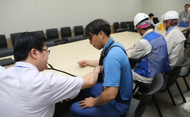 ▲ 포항제철소 건강관리과 직원들이 '혹서기 현장 순회진료' 활동을 펼치고 있다.ⓒ포스코