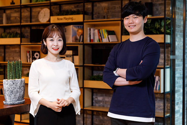 ▲ (좌측부터)'SKT 대한민국 행복 인사이트' SUPEX상 수상자 장혜린(25)씨, 도전상 수상자 신성한(27)씨ⓒSKT