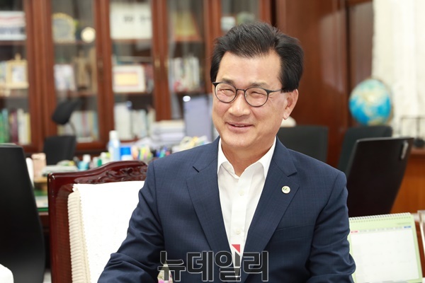 ▲ 이시종 충북도지사가 9일 본보와의 인터뷰에서 민선7기 정책 목표를 설명하며 환하게 웃고 있다.ⓒ박근주 기자