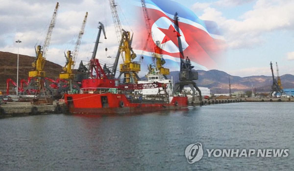 ▲ 북한 항만과 인공기. ⓒ연합뉴스. 무단전재 및 재배포 금지.