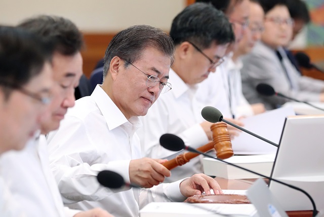 ▲ 문재인 대통령이 수보회의에 참석한 모습. ⓒ청와대 제공