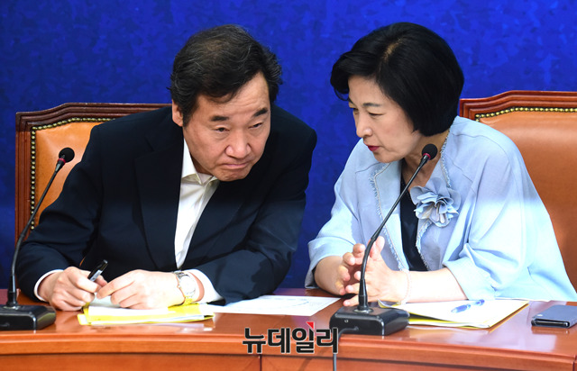 ▲ 추미애 더불어민주당 대표와 이낙연 국무총리가 귀엣말을 나누는 모습. ⓒ뉴데일리 DB
