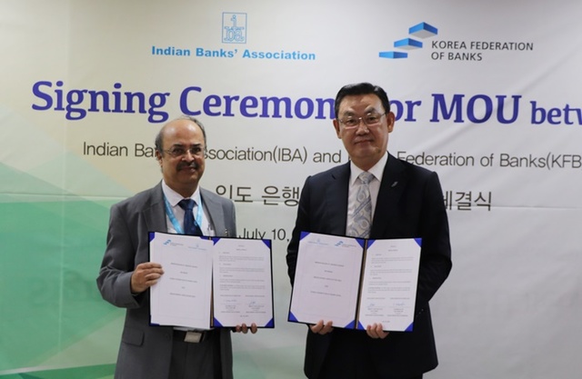 ▲ 김태영 은행연합회장(오른쪽)은 10일 인도 뭄바이에서 라지 쿠말 인도은행협회 상근부회장과 양국 간 상호진출지원 및 금융인들의 자질 향상을 위한 업무협약을 체결했다. ⓒ은행연합회
