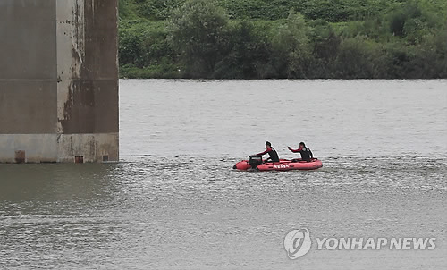 ▲ 9일 오후 경기도 남양주시 미사대교에서 소방대원들이 양예원씨 유출사진 사건으로 조사를 받던 스튜디오 실장 정모(42)씨를 찾는 수색작업을 벌이고 있다. 이날 정씨는 경찰 조사를 받을 예정이었으며 북한강에서 투신했다는 신고가 접수돼 경찰이 수사중이다. ⓒ 연합뉴스