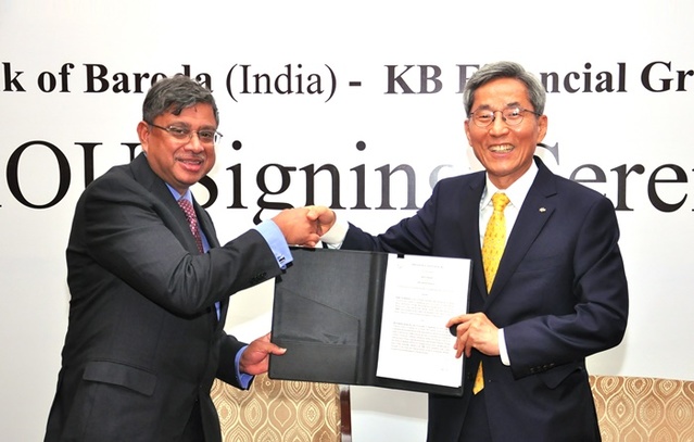 ▲ 윤종규 KB금융지주 회장(오른쪽)은 지난 9일 인도 뉴델리에서 Shri P.S. Jayakumar 바로다 은행장과 포괄적 업무협약을 체결했다. ⓒKB금융지주